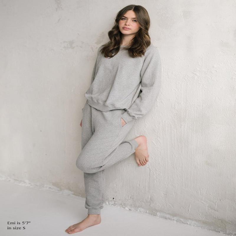 The Women\'s Essential Sweatpant - Heather Grey